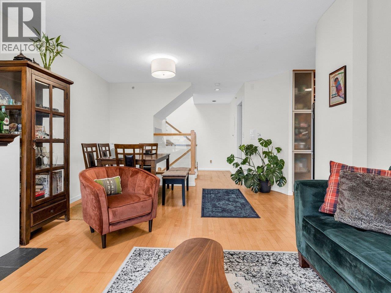 102 3349 DUNBAR STREET