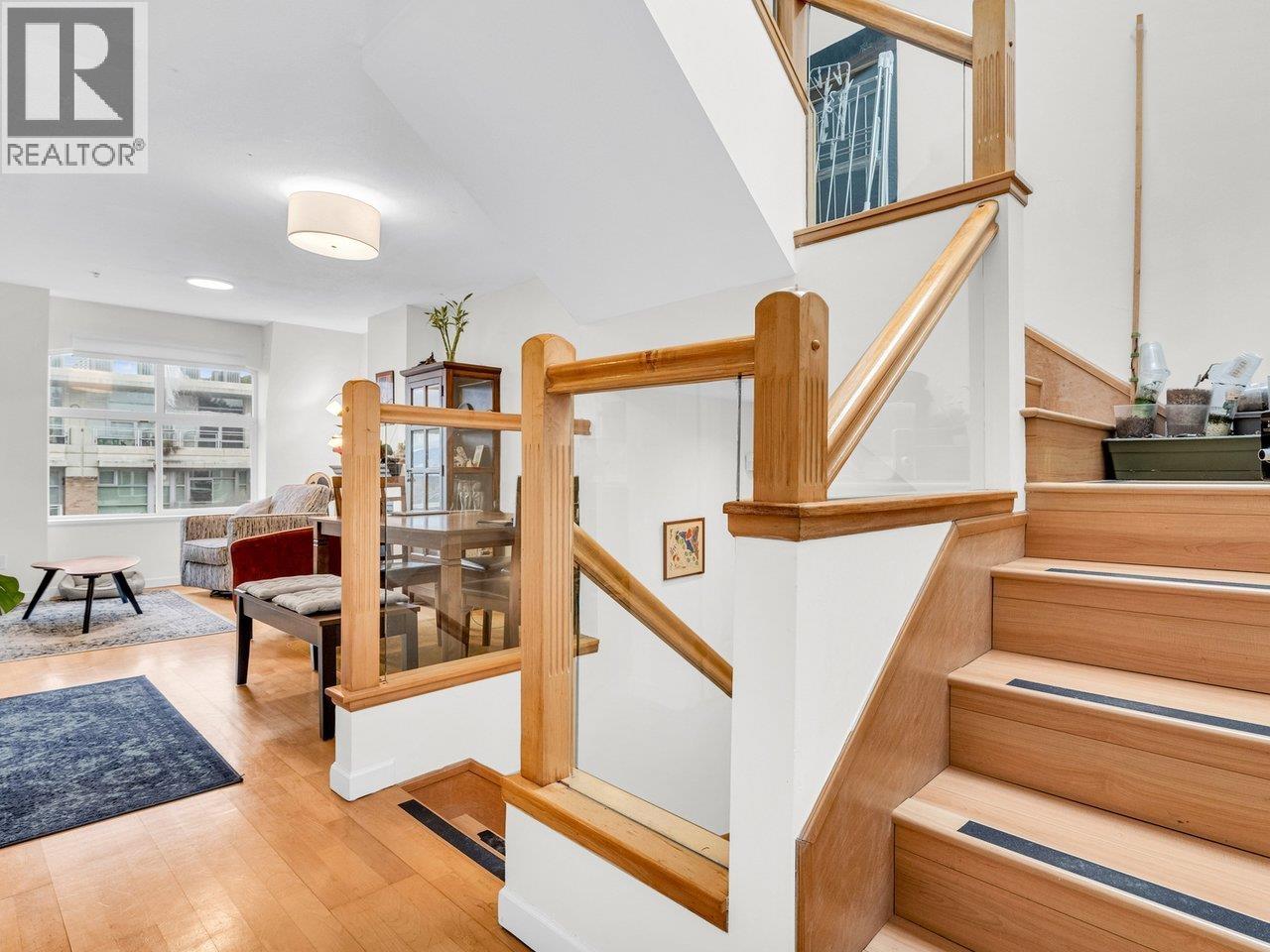 102 3349 DUNBAR STREET