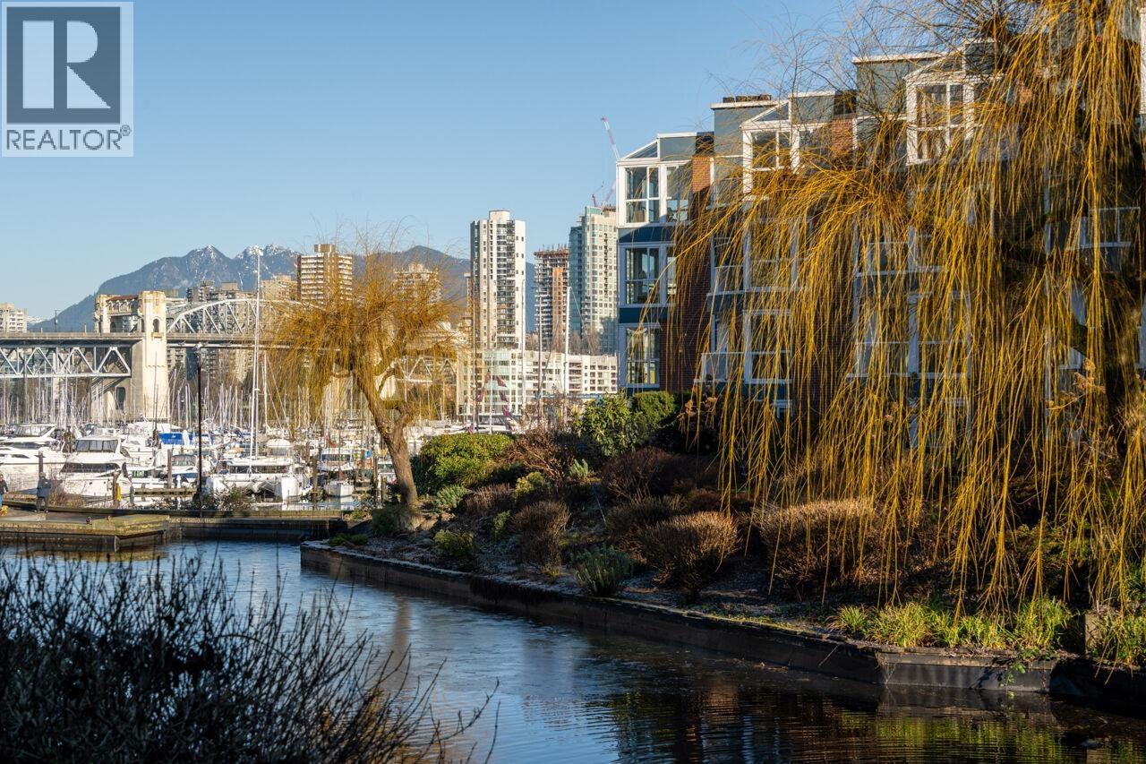 302 1502 ISLAND PARK WALK