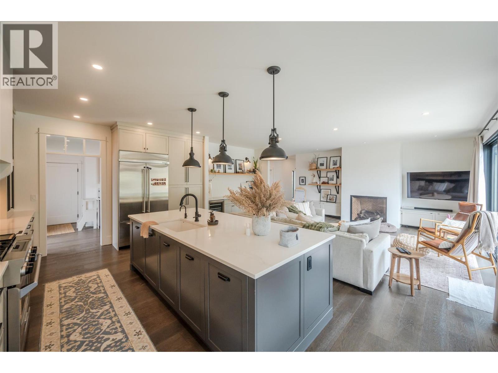 6709 VICTORIA Road Unit# 21