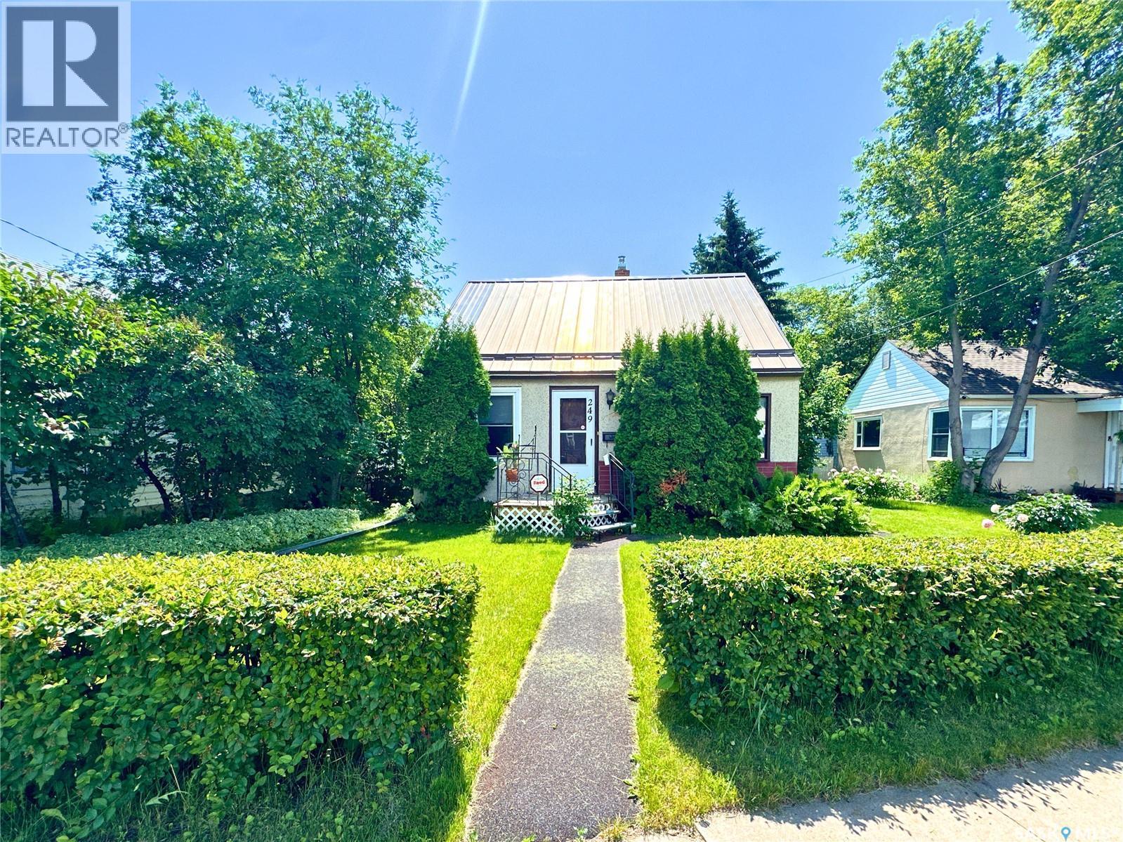 249 6th STREET E