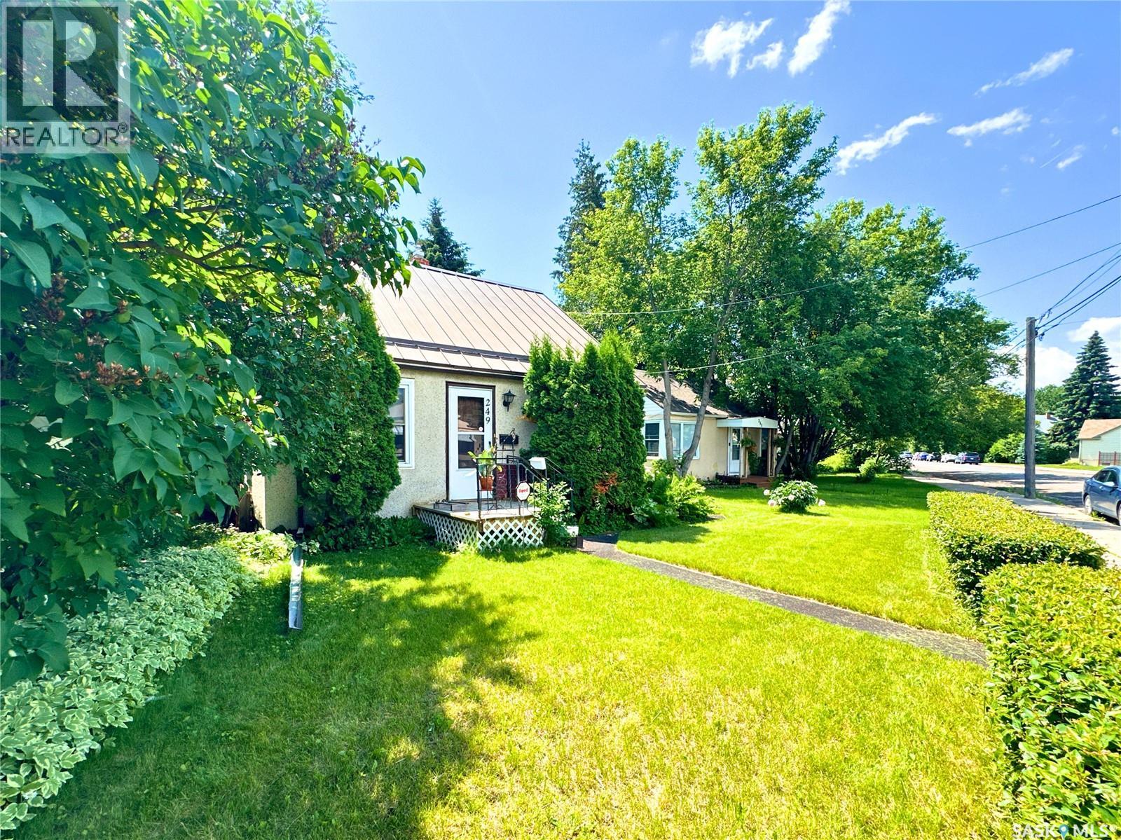 249 6th STREET E