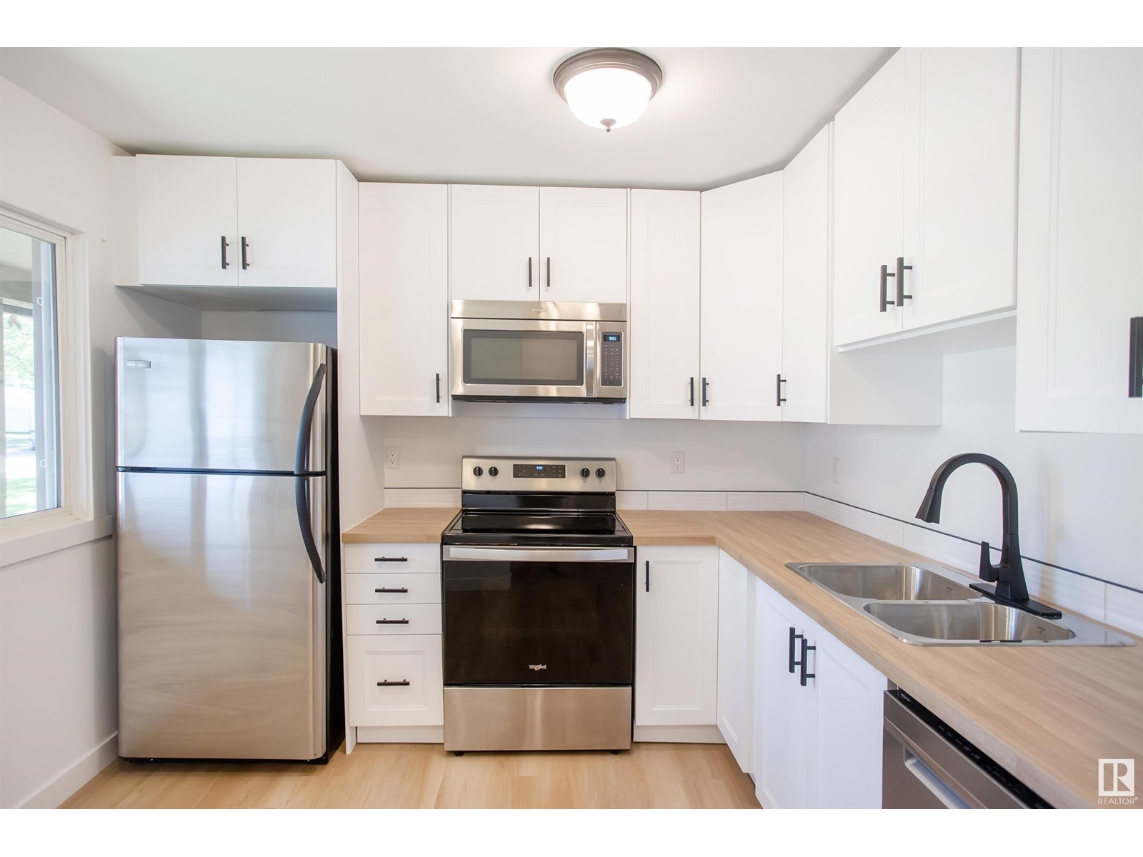 4775 35 AV NW