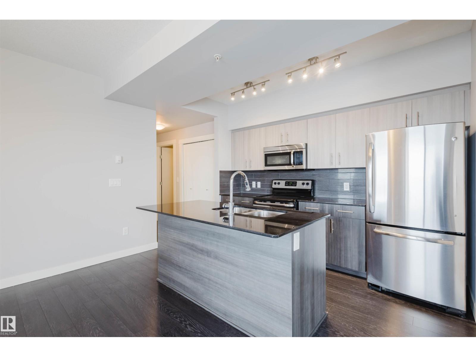 #2207 10226 104 ST NW