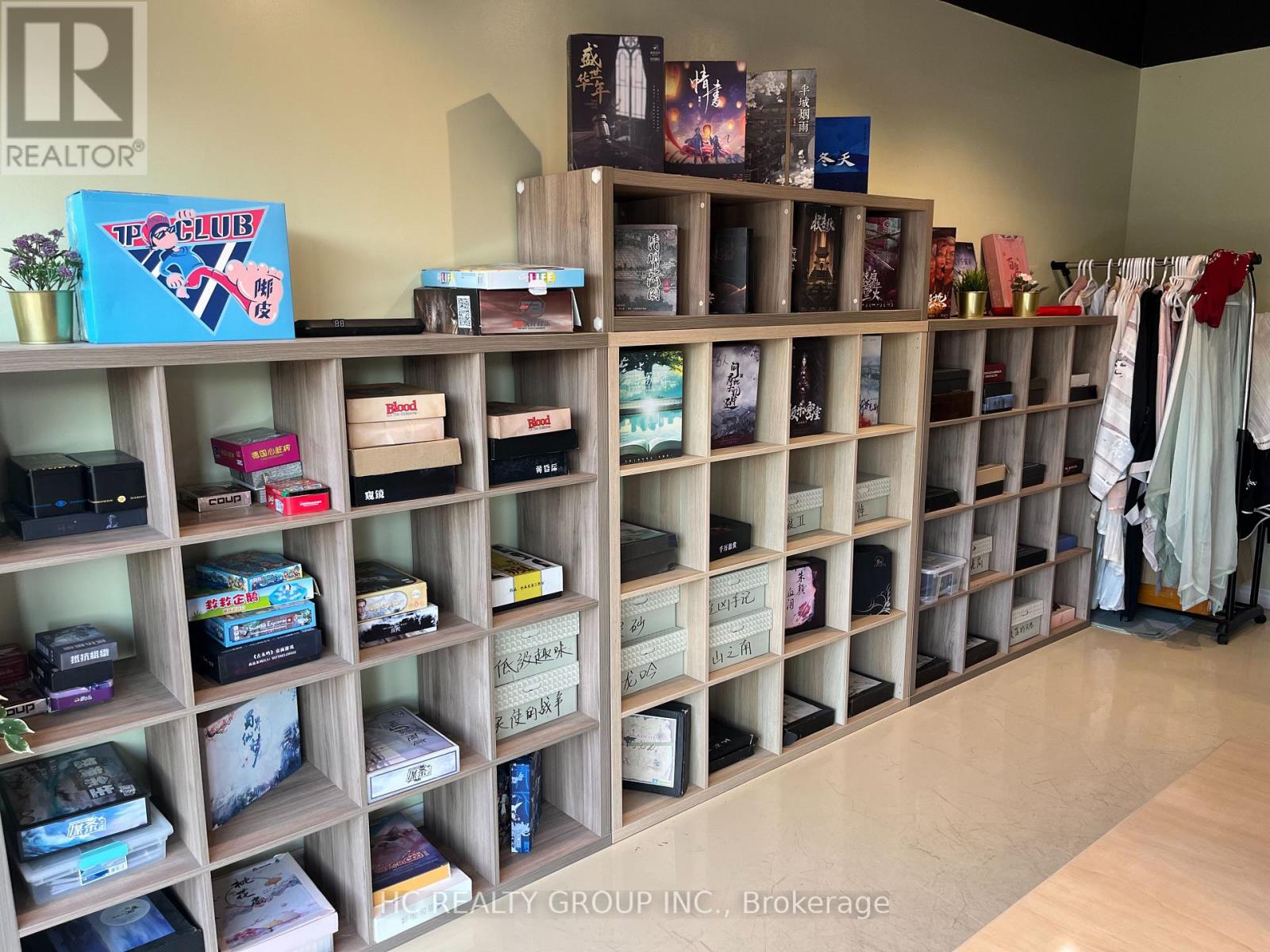 10 - 875 MAIN STREET W