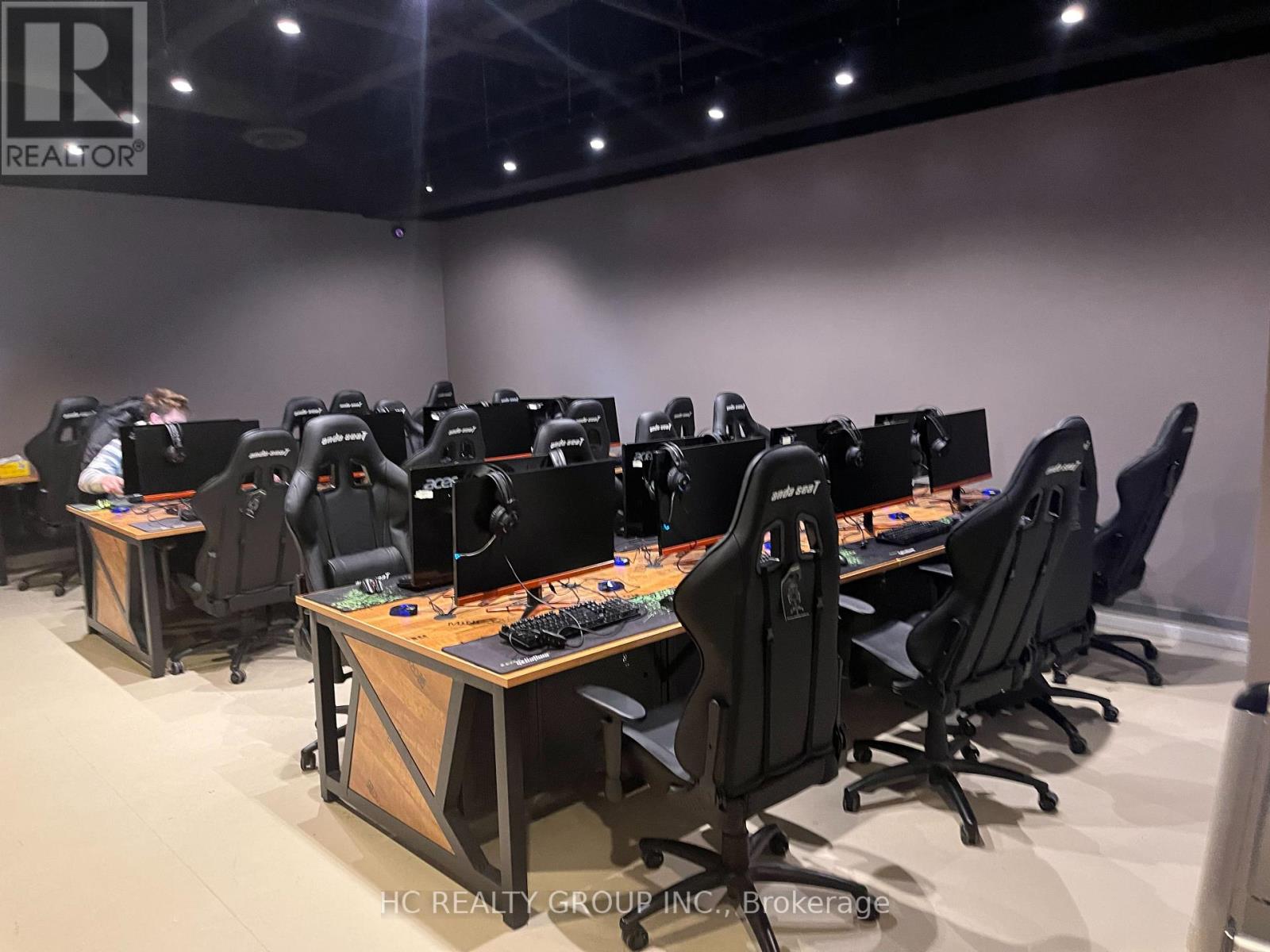 10 - 875 MAIN STREET W