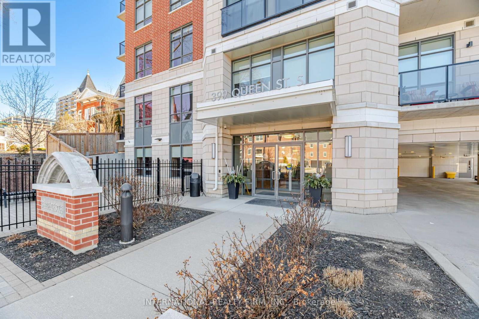 211 - 399 QUEEN STREET S
