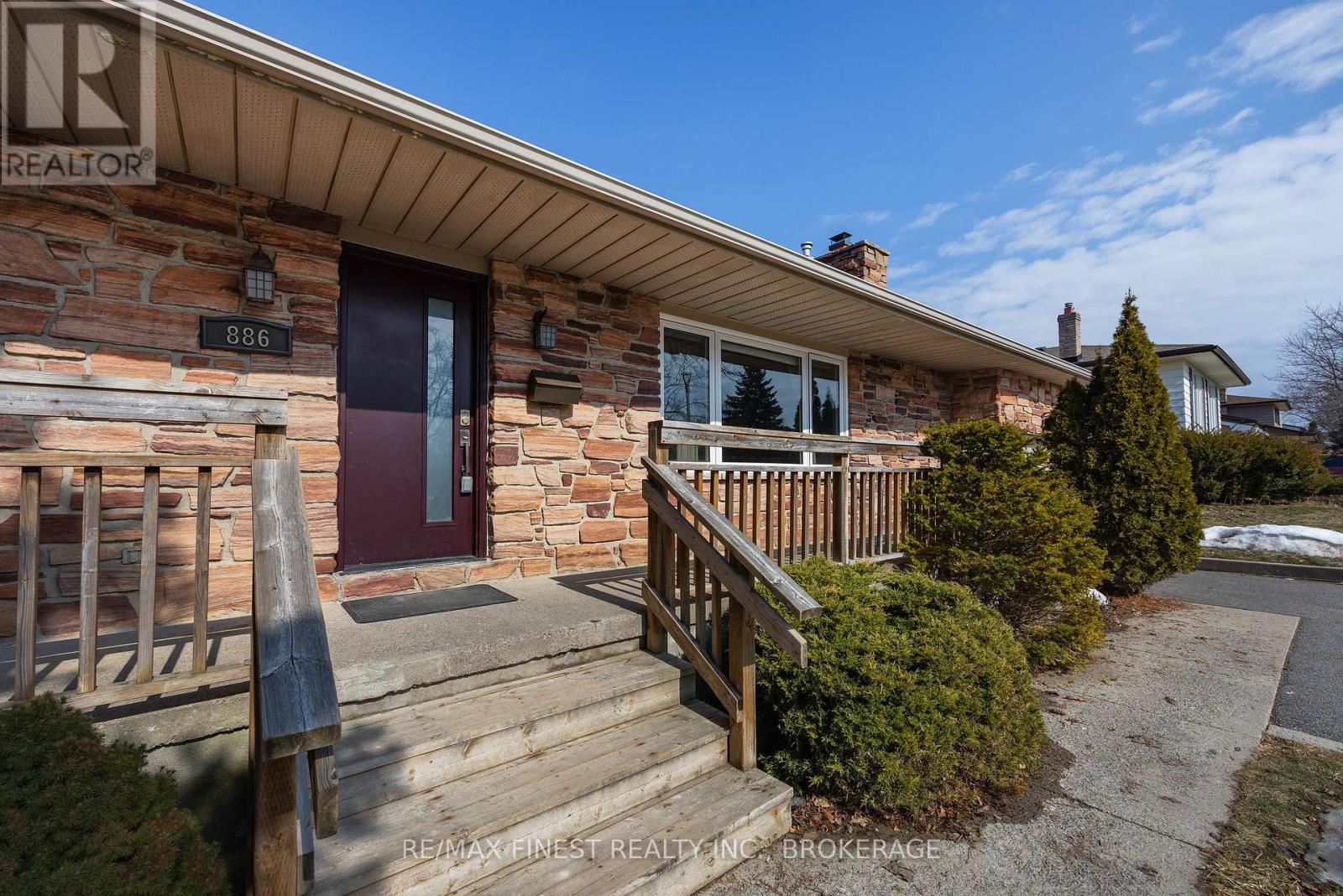 886 PEMBRIDGE CRESCENT