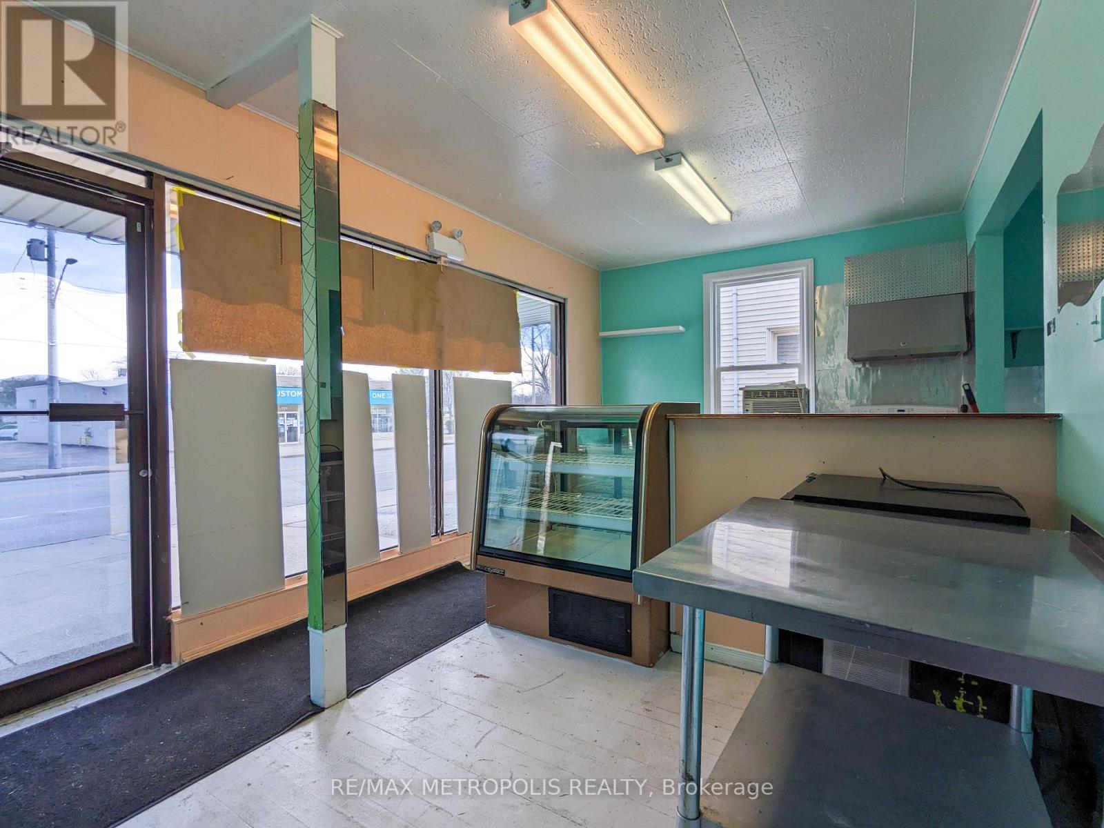 537 CHRISTINA STREET N