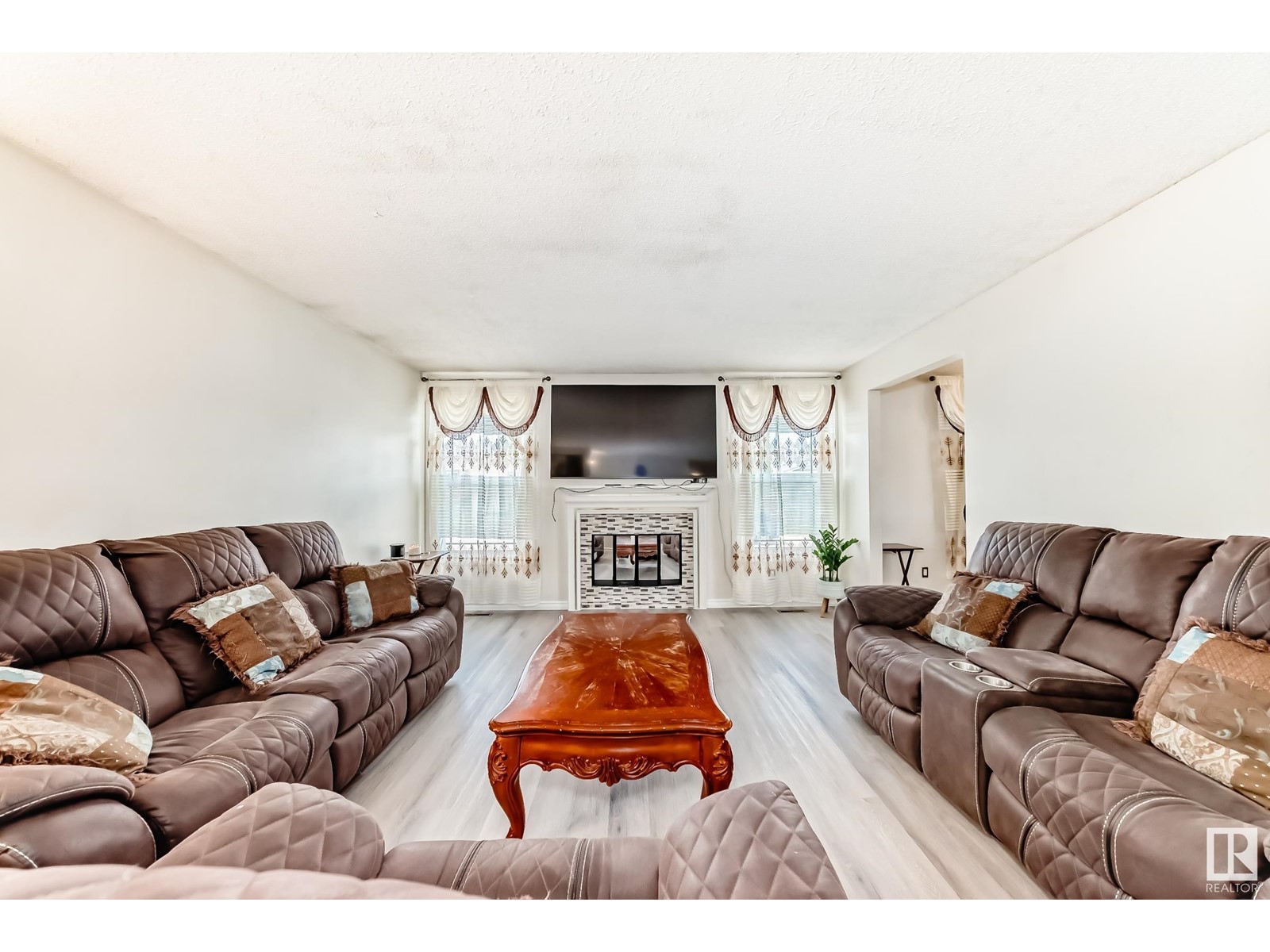 253 WARWICK RD NW