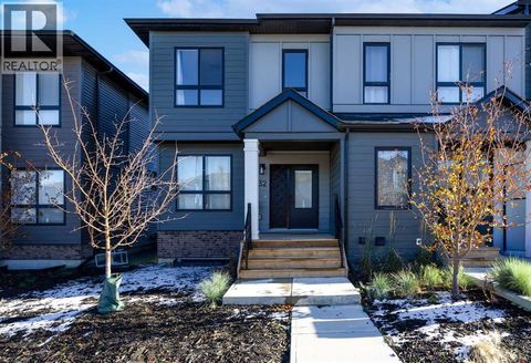 32 Silverton Glen Green SW Calgary AB T2X5B8