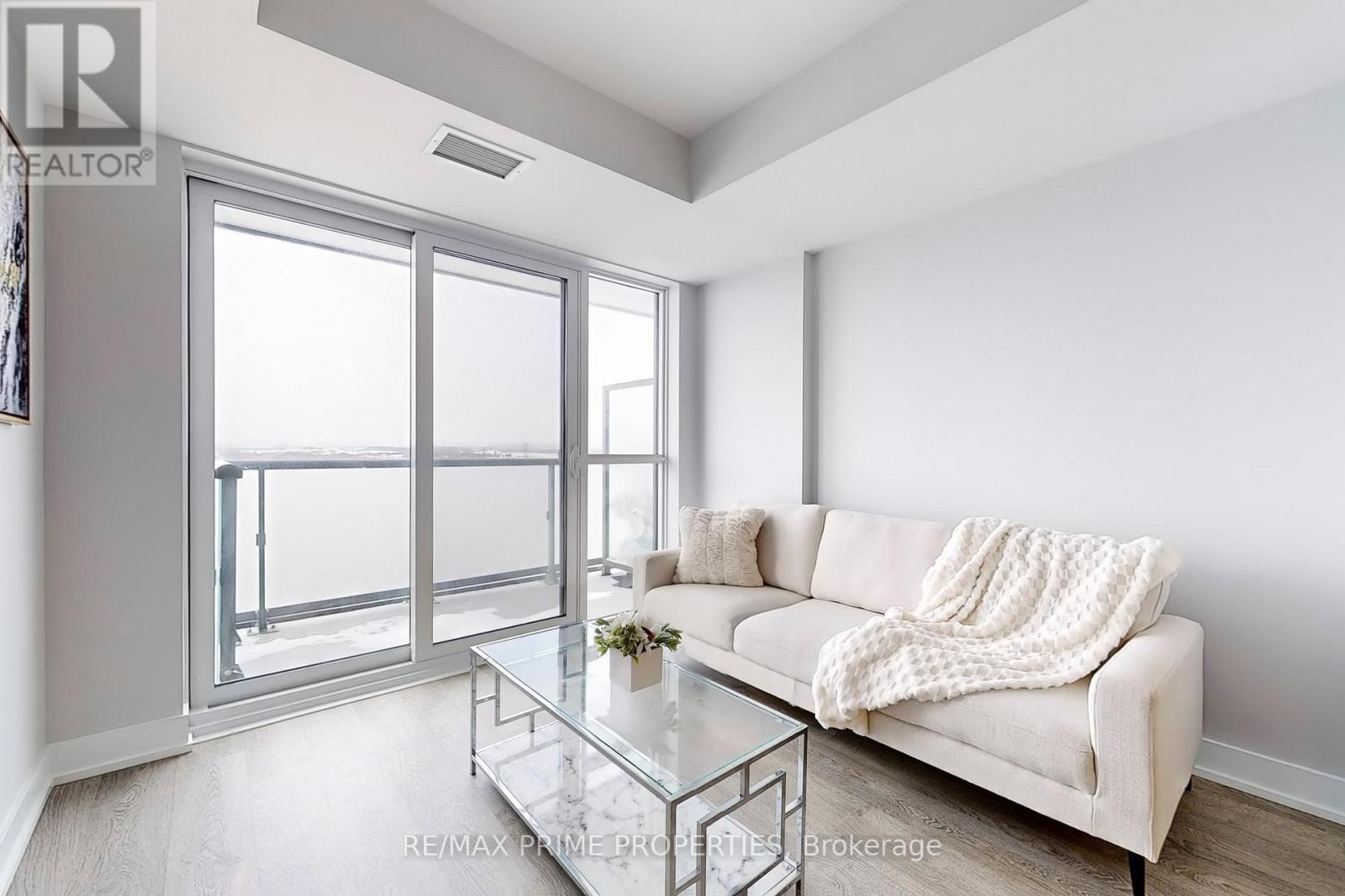 2206 - 2550 SIMCOE STREET N