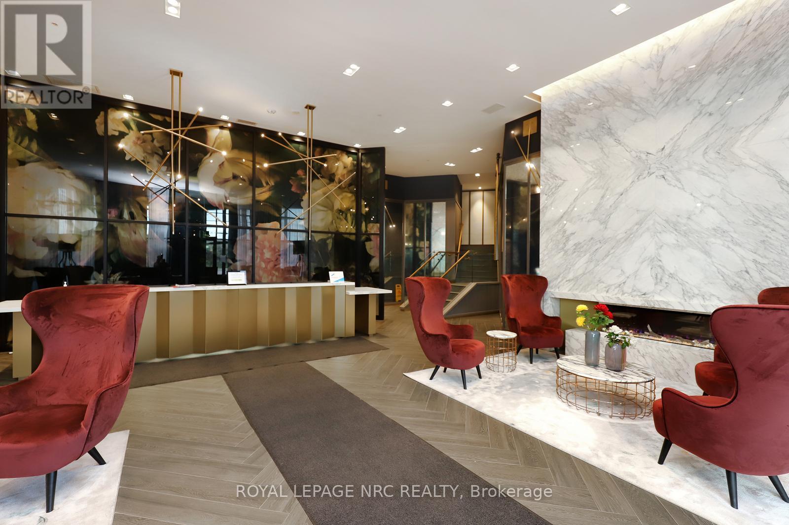 PH02 - 405 DUNDAS STREET W