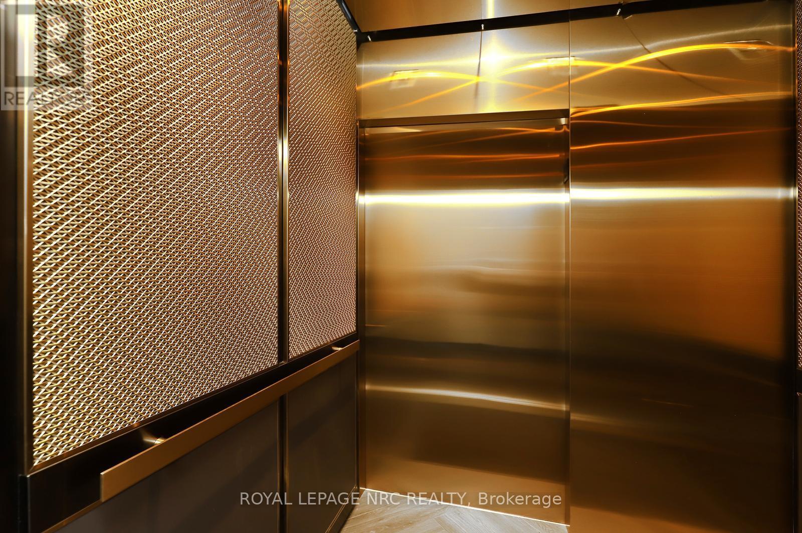 PH02 - 405 DUNDAS STREET W