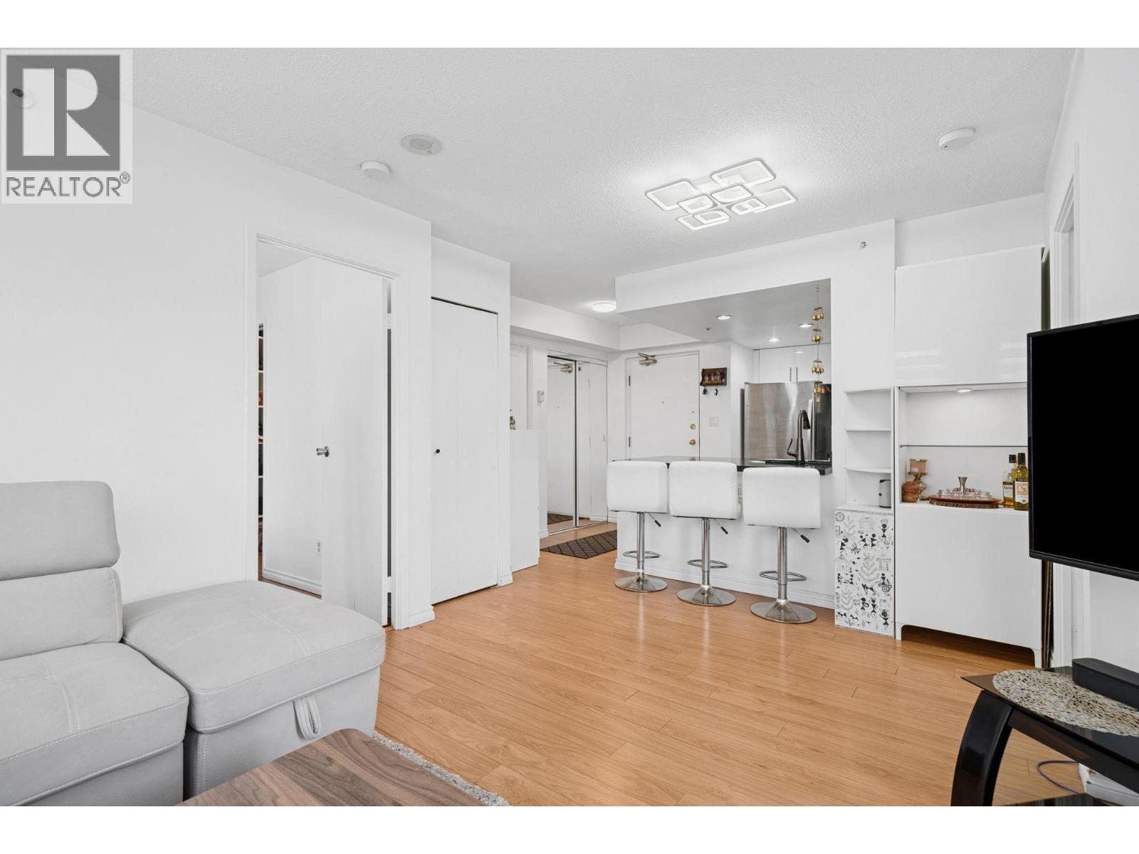 1402 828 AGNES STREET