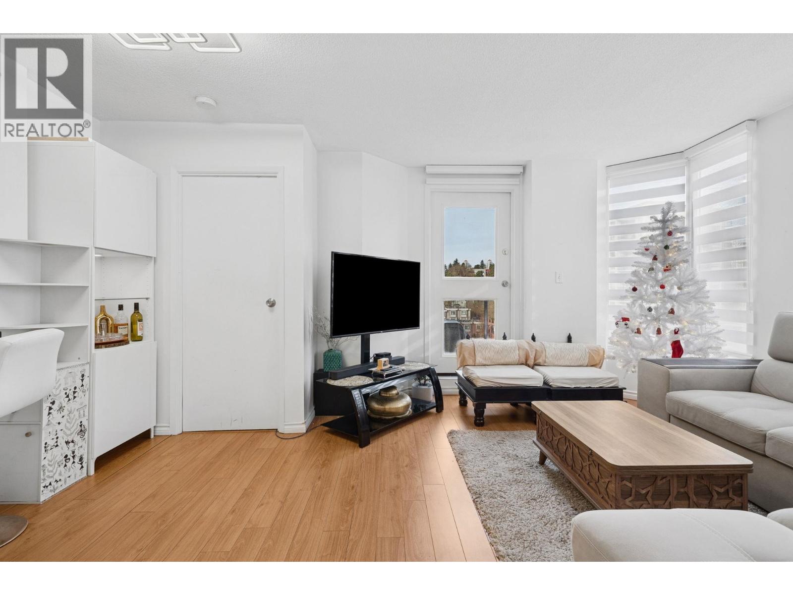 1402 828 AGNES STREET