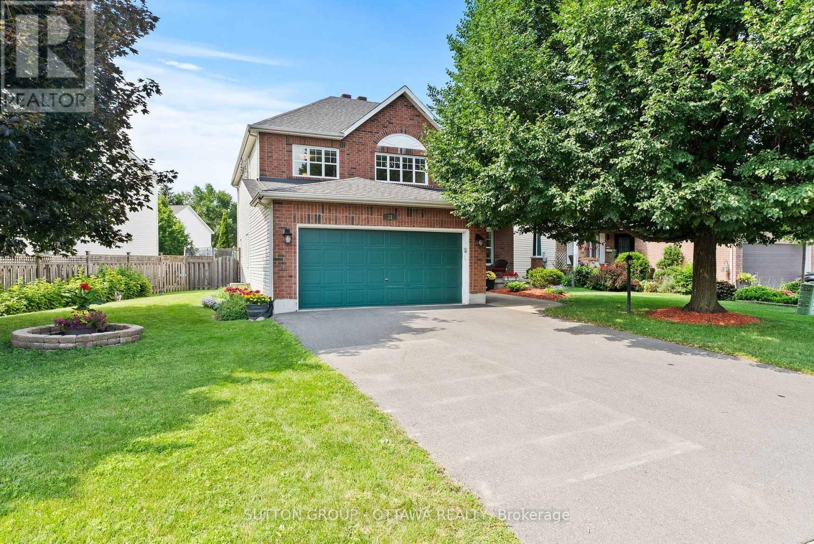 Photo 1 of 45 — 21 AVONMORE CRESCENT, Ottawa, ON K2G6J7