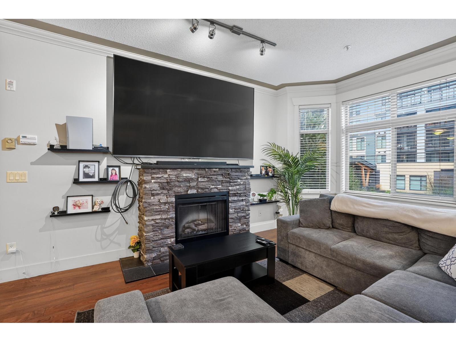 100 45893 CHESTERFIELD AVENUE|Chilliwack Downtown