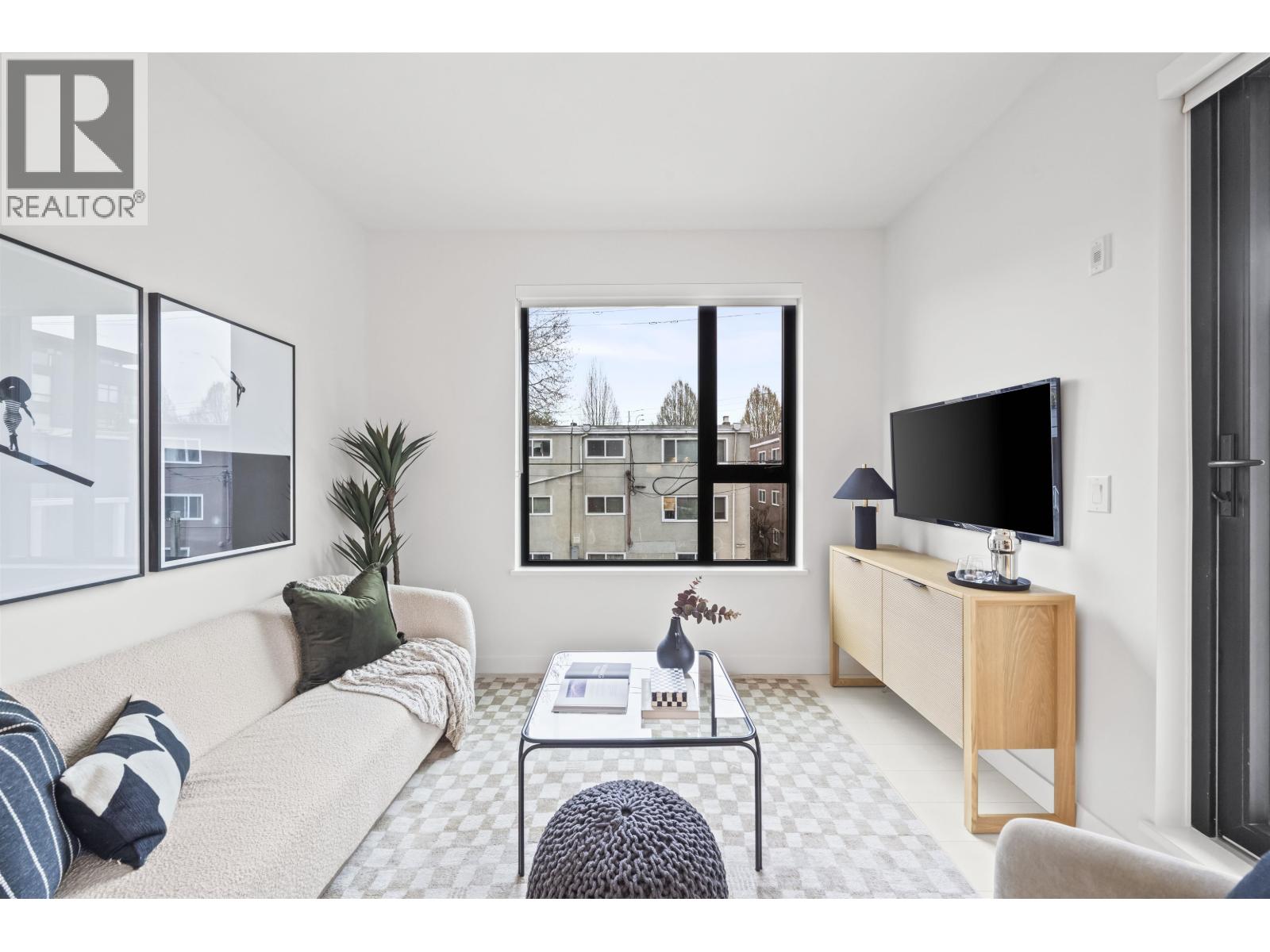 204 4928 QUEBEC STREET