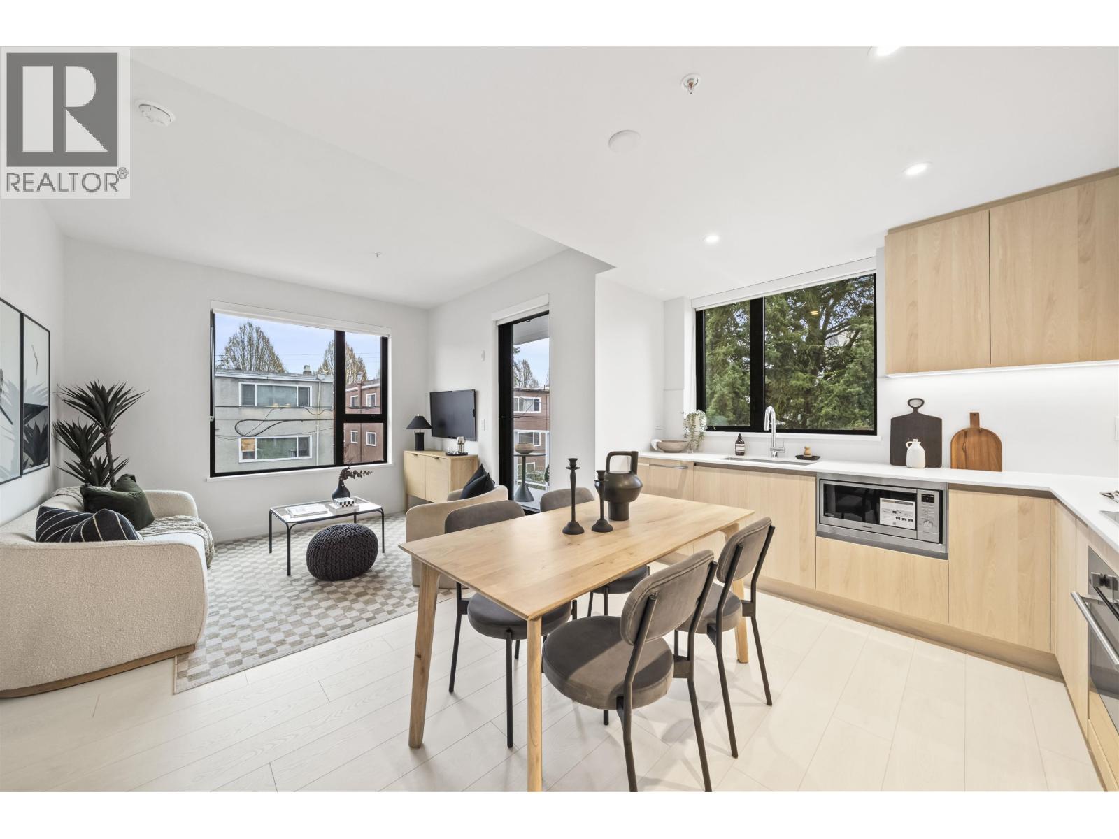 204 4928 QUEBEC STREET