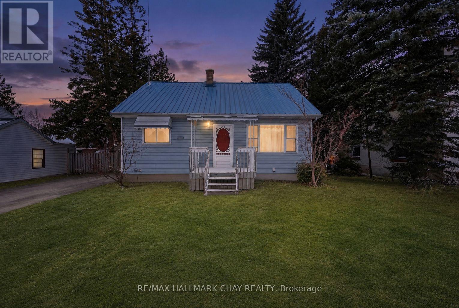 Photo 1 of 10 — 415 MAIN STREET N, Wellington North (Mount Forest), ON N0G2L1