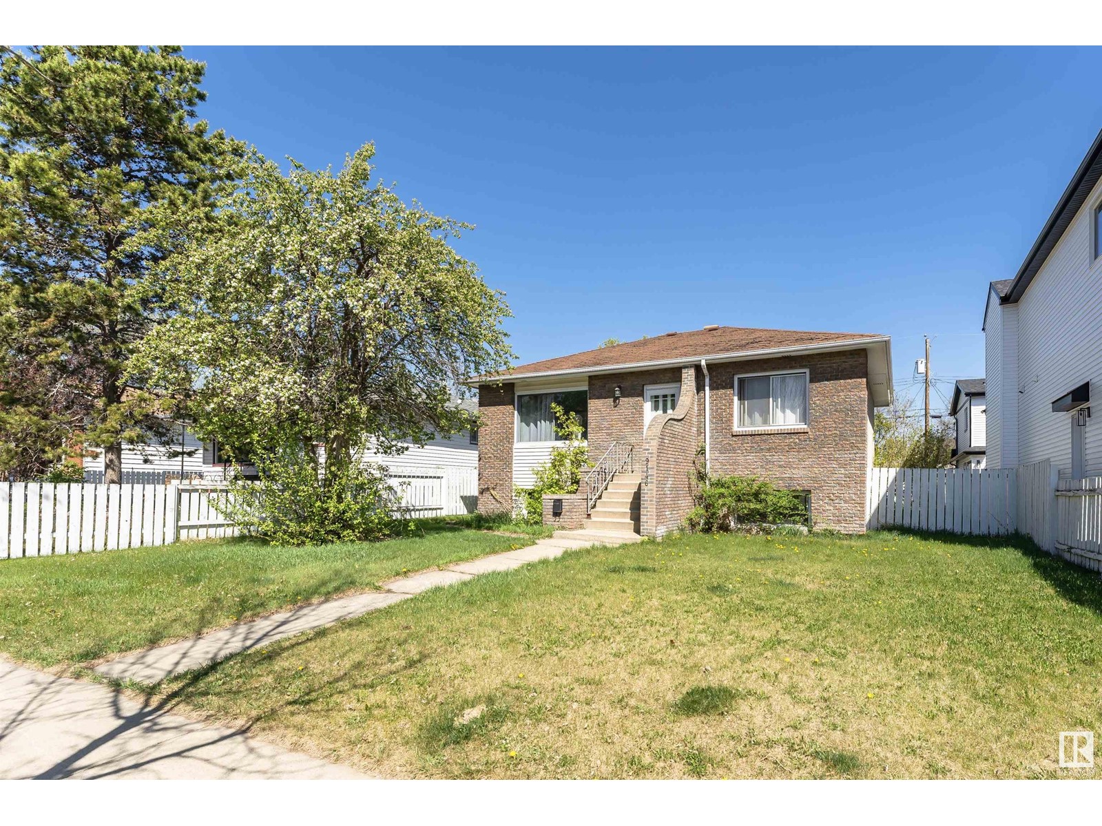 9146 73 AV NW