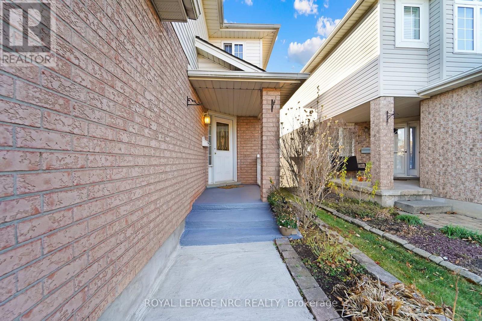 27 HOLLYRIDGE CRESCENT