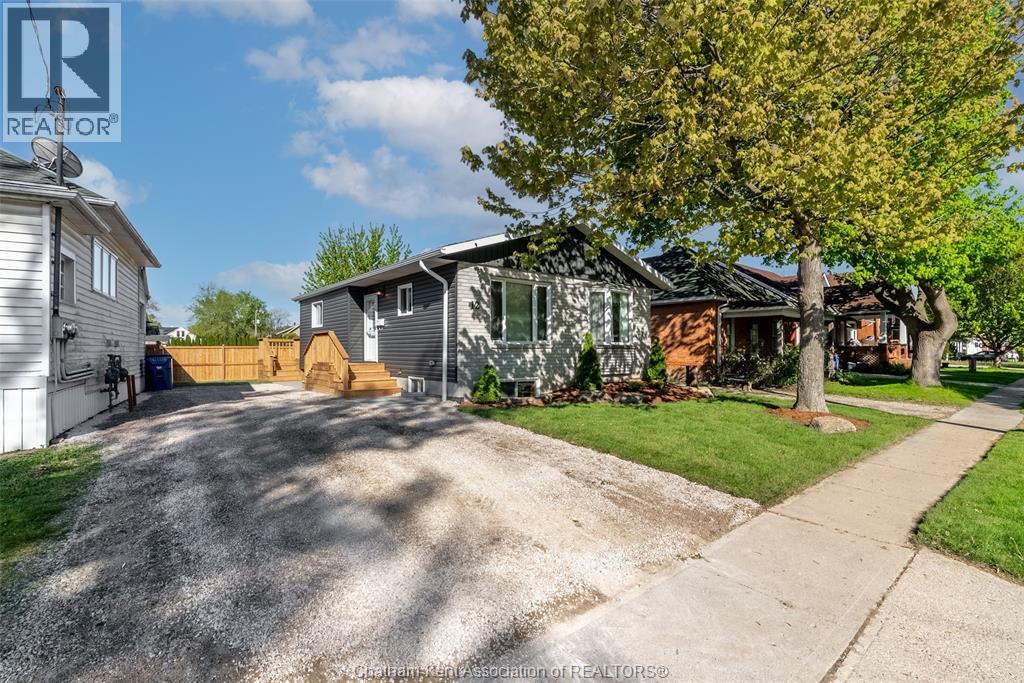 Photo 1 of 30 — 12 LANSDOWNE AVENUE, Chatham, ON N7M4J3