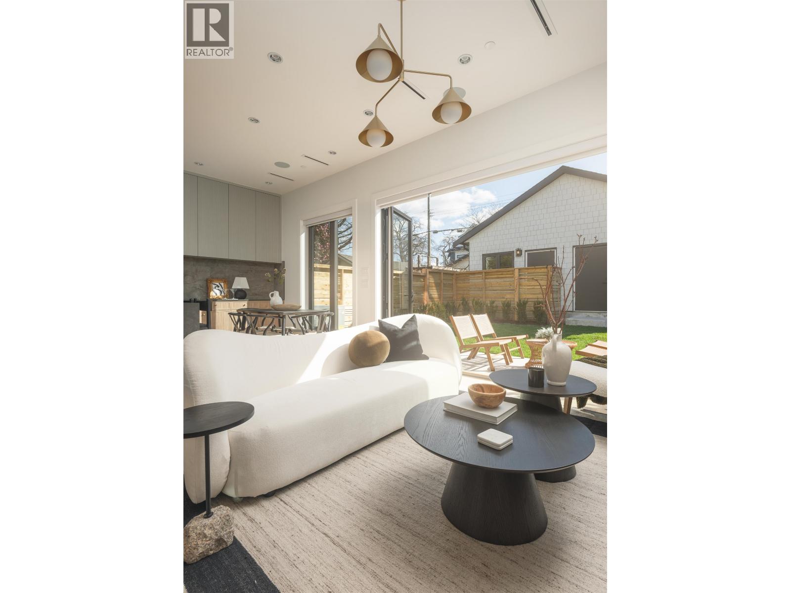 2 2684 OXFORD STREET