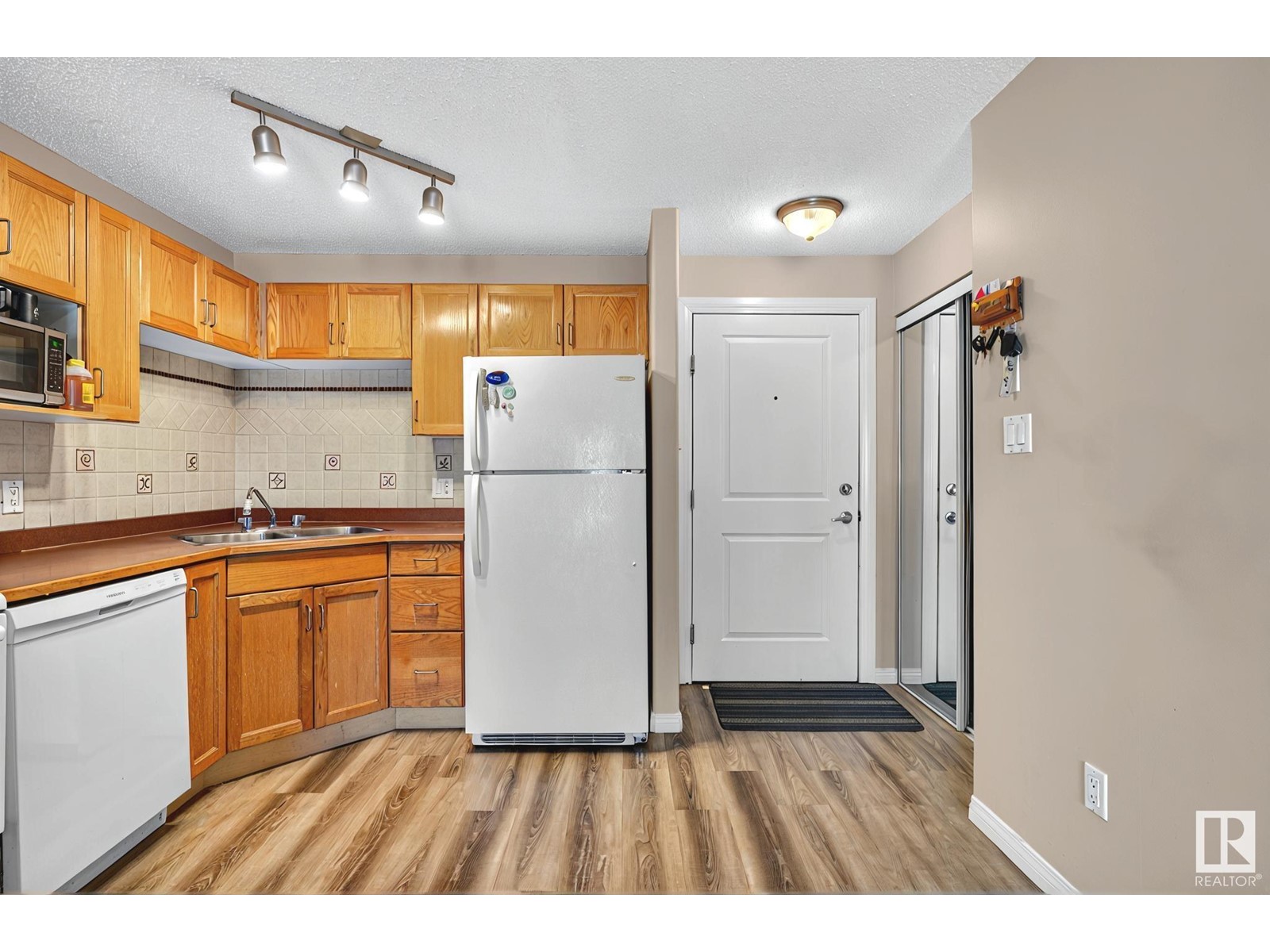 #202 2305 35a AV NW