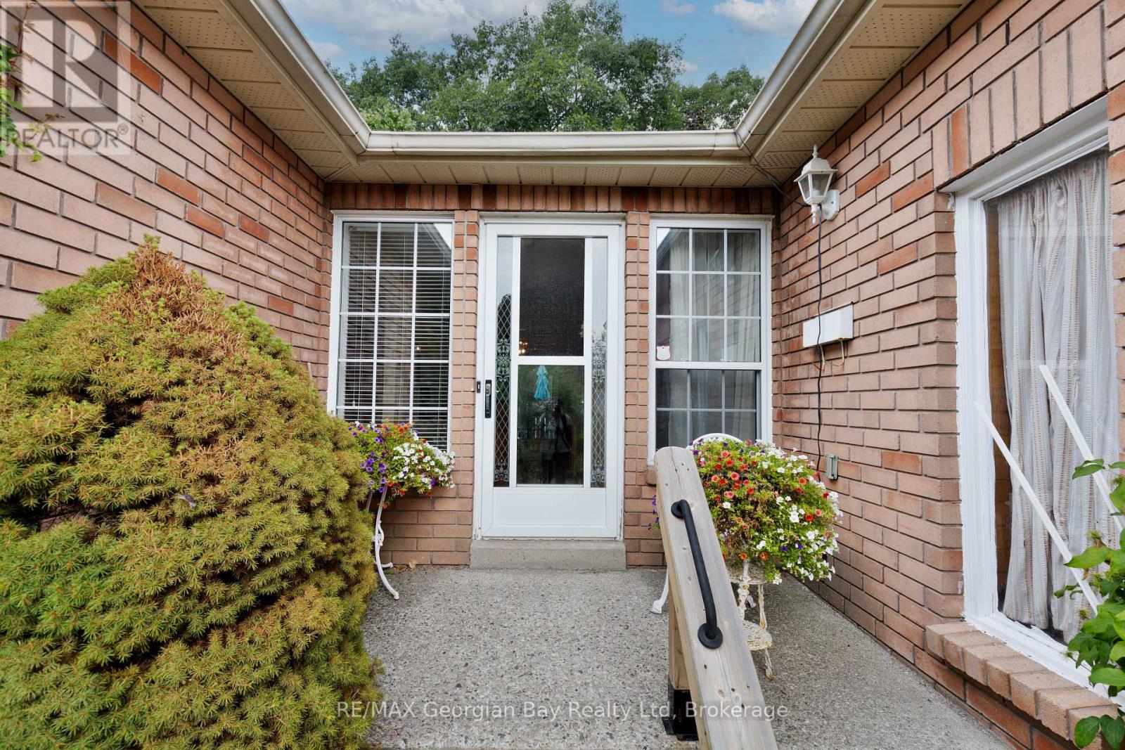 1057 DINA CRESCENT