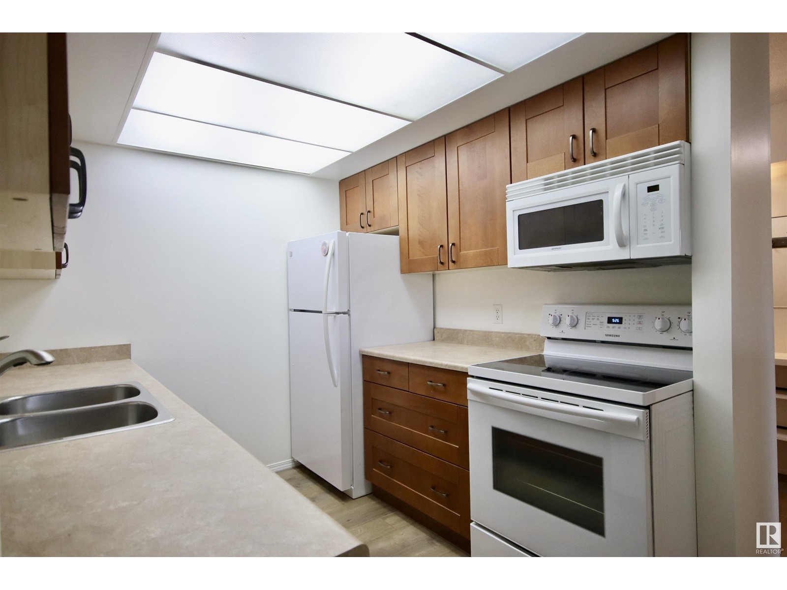 #217 4404 122 ST NW