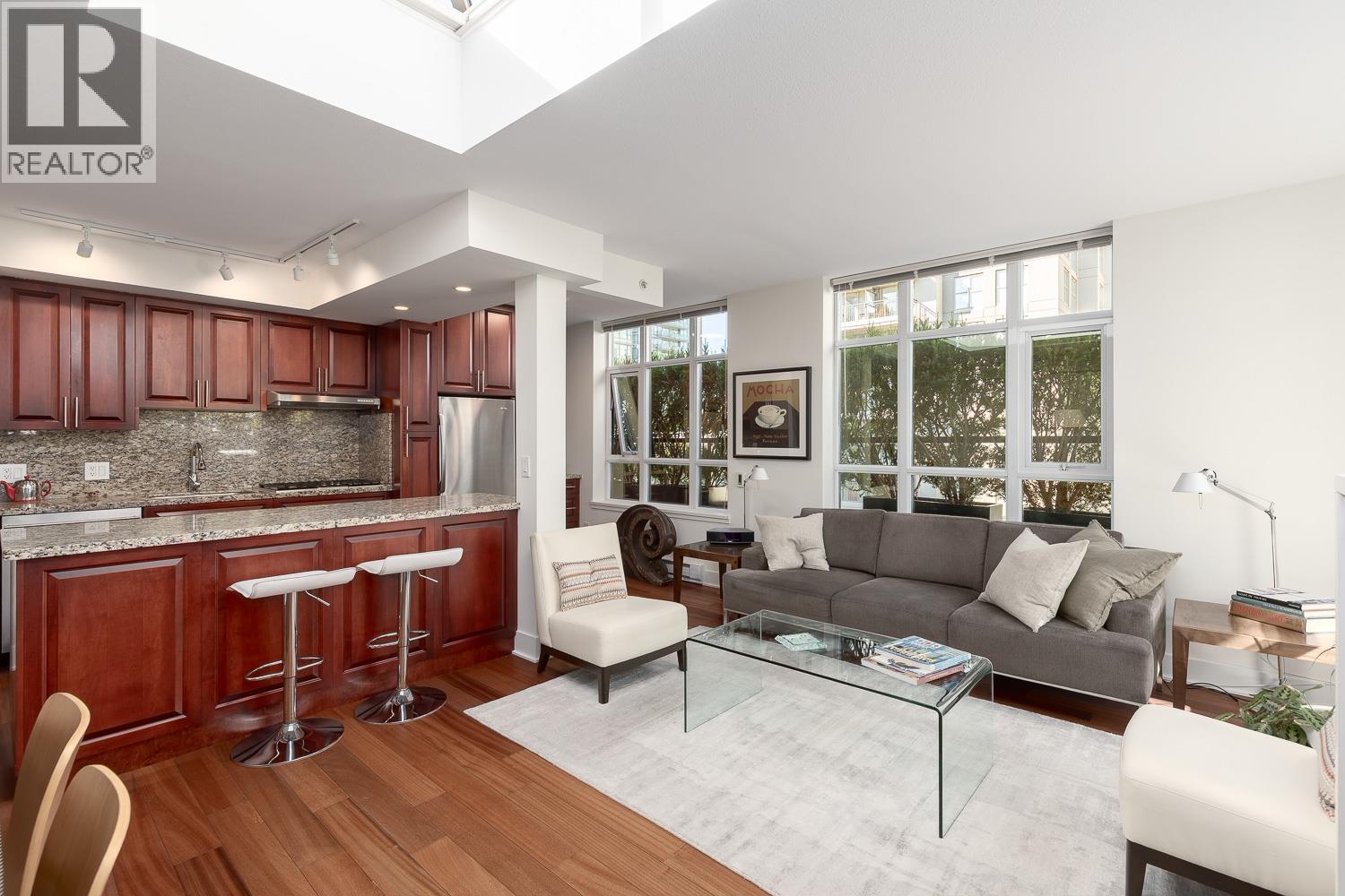 PH803 988 RICHARDS STREET