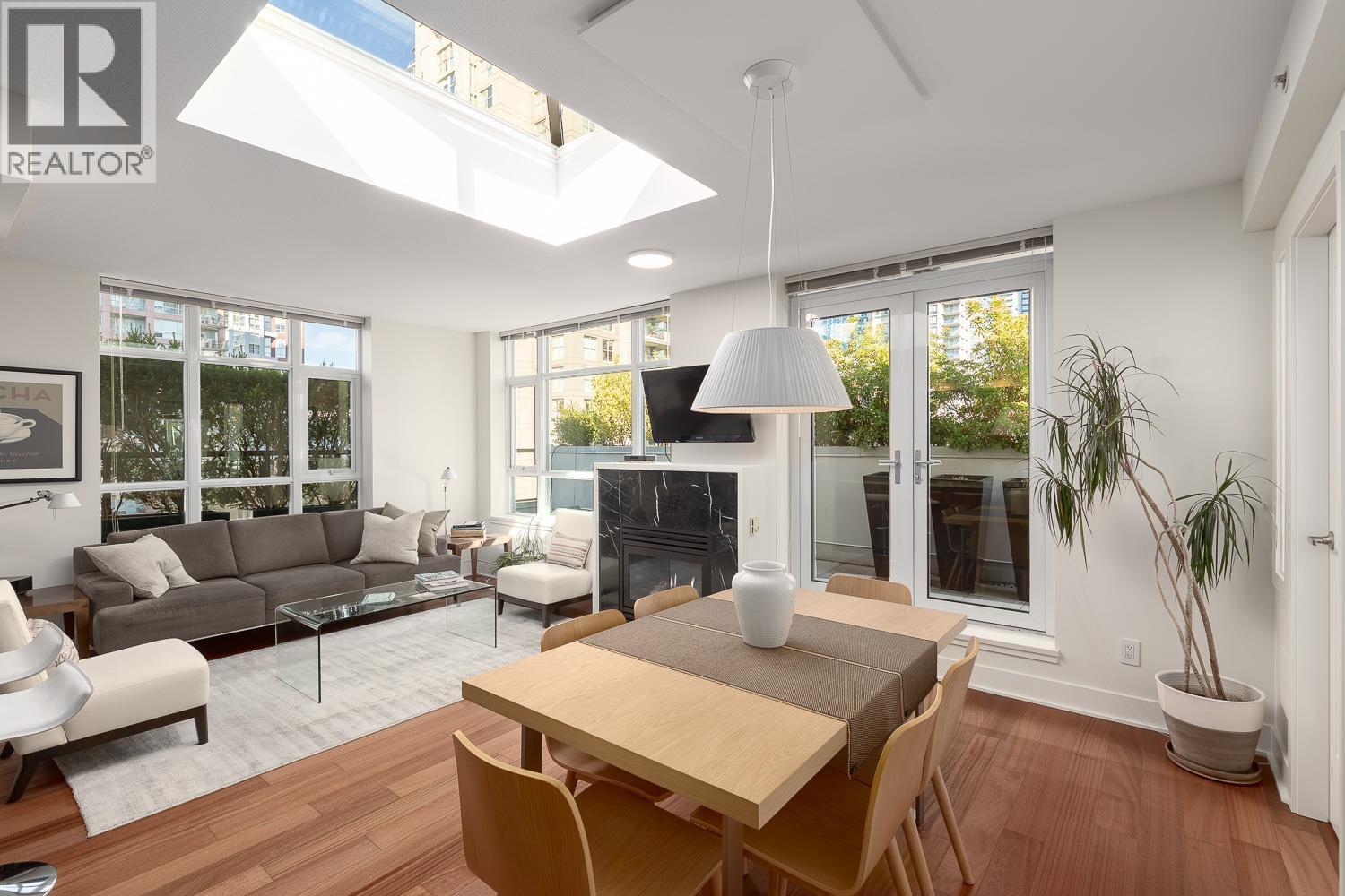 PH803 988 RICHARDS STREET