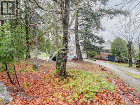 2202 Arbutus Rd Saanich BC V8N1V3