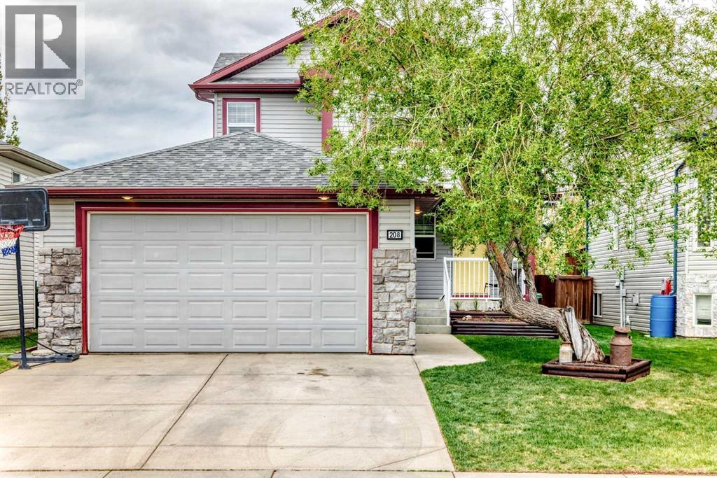208 Stonegate Crescent NW