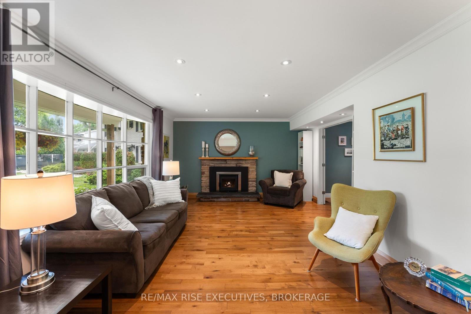 115 FAIRWAY HILL CRESCENT