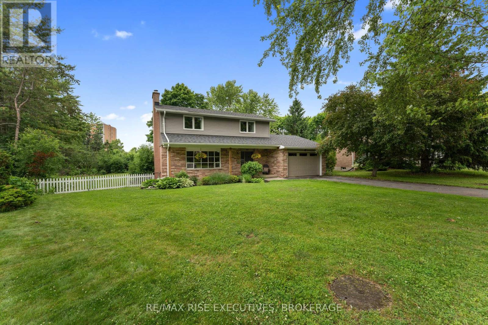 115 FAIRWAY HILL CRESCENT