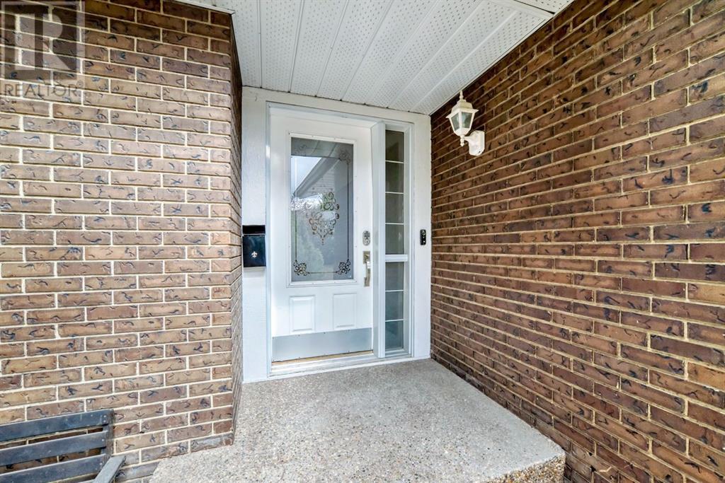 232 Valhalla Crescent NW