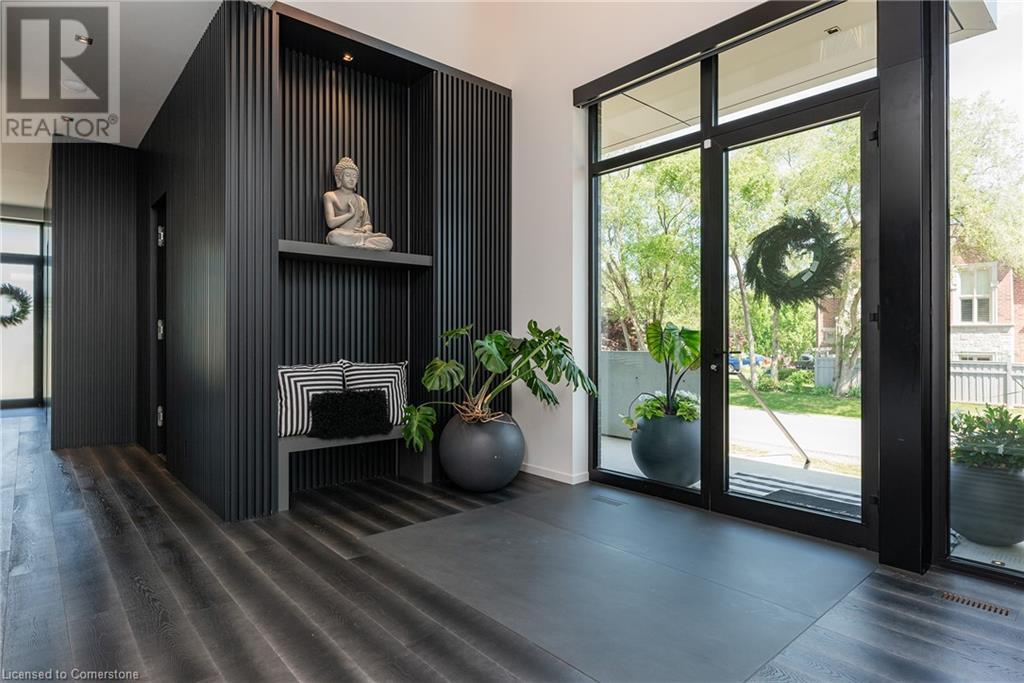 1239 SEDGEWICK Crescent