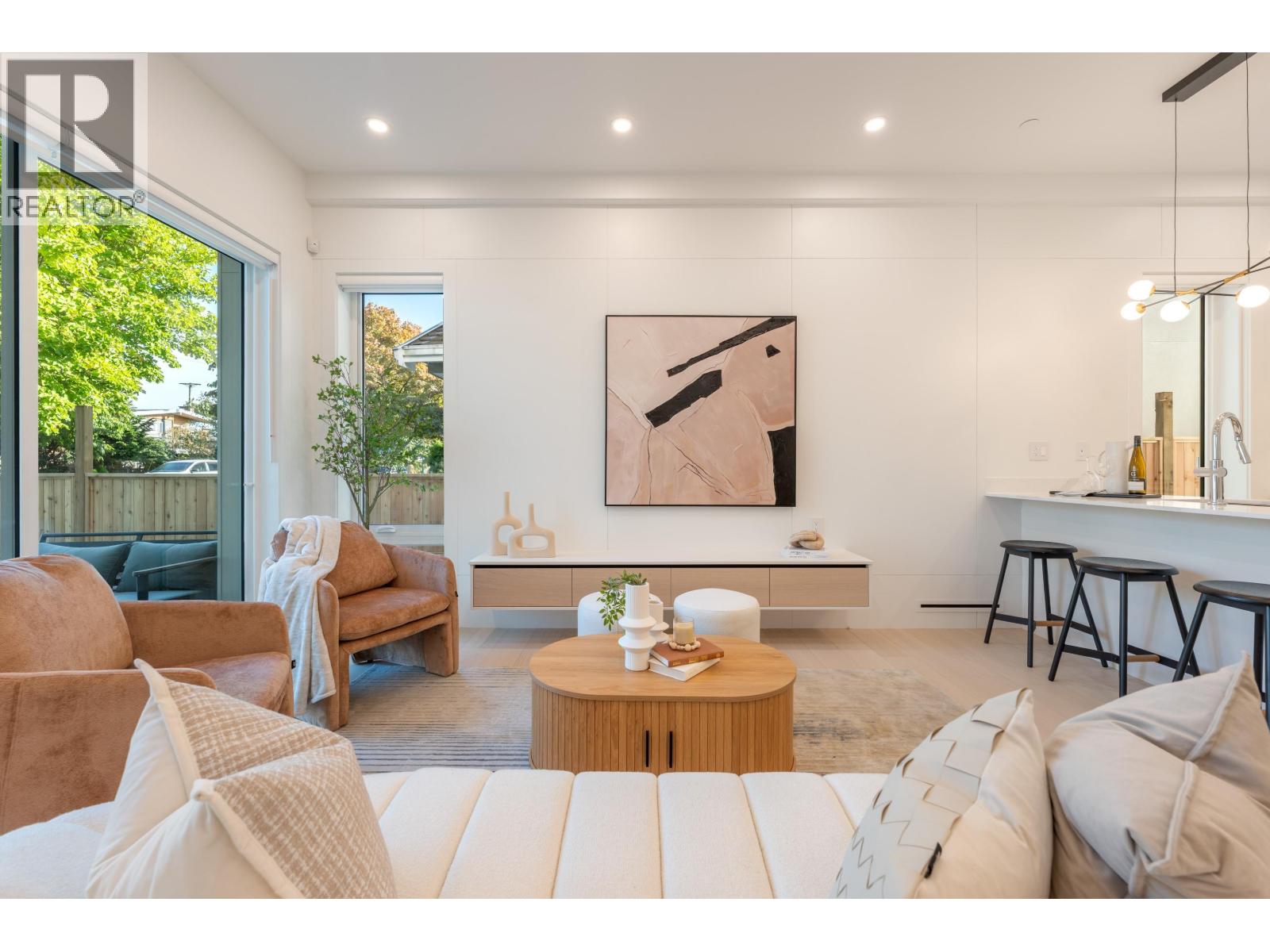 1 6933 PRINCE EDWARD STREET