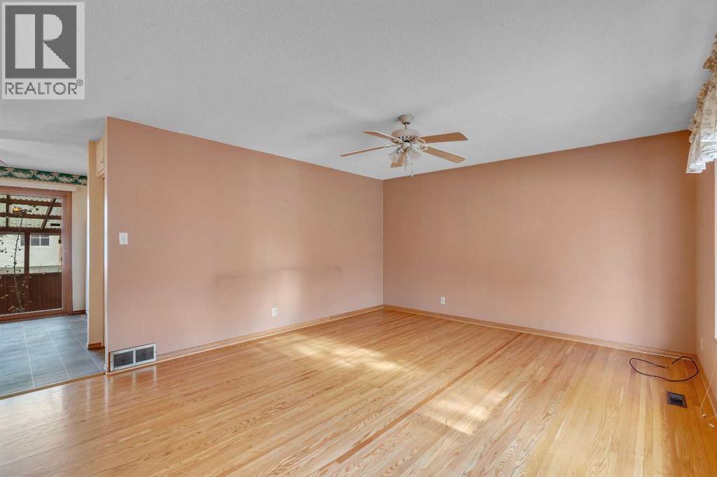 832 Raynard Crescent SE