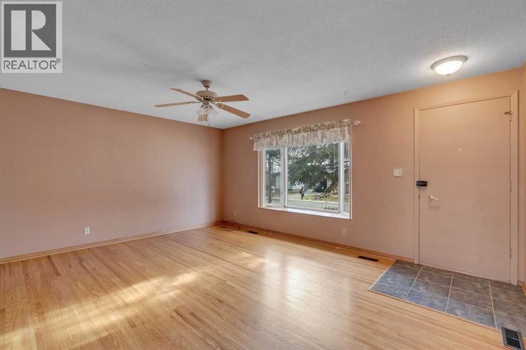 832 Raynard Crescent SE