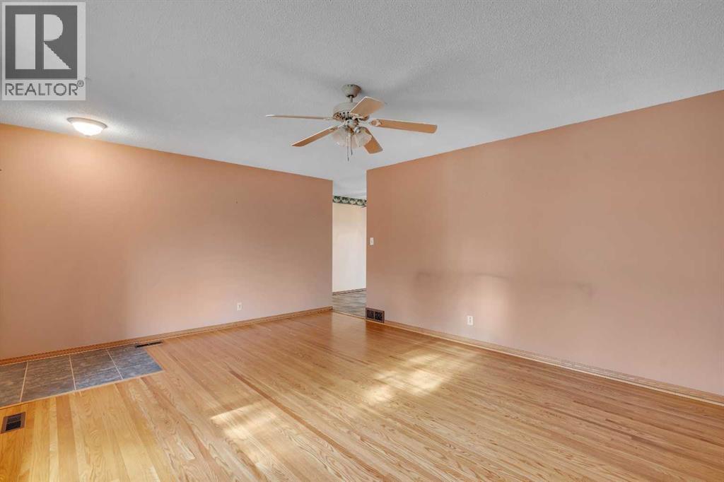 832 Raynard Crescent SE