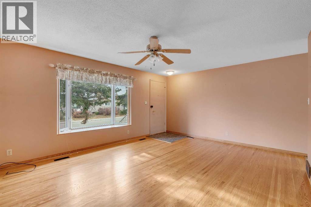 832 Raynard Crescent SE