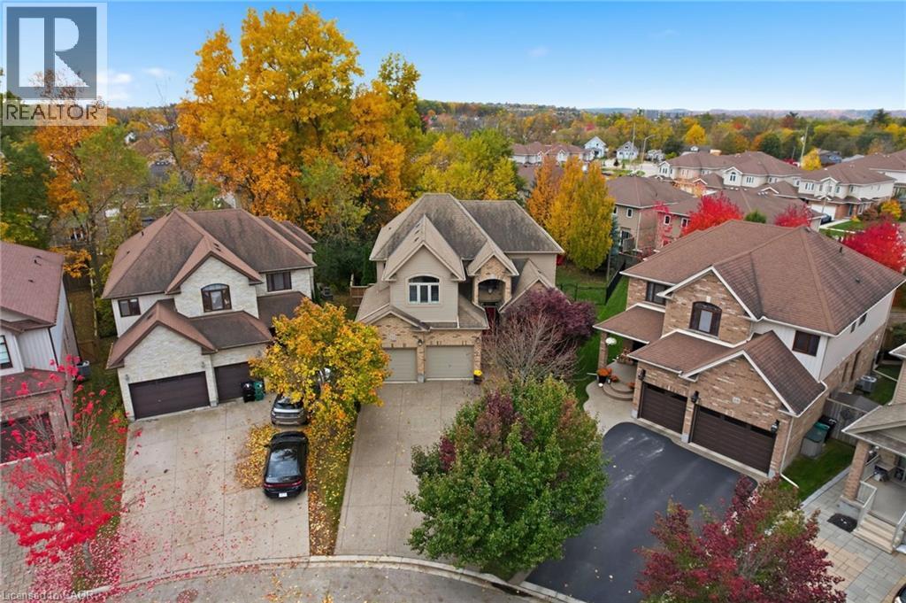 32 HINRICHS Crescent