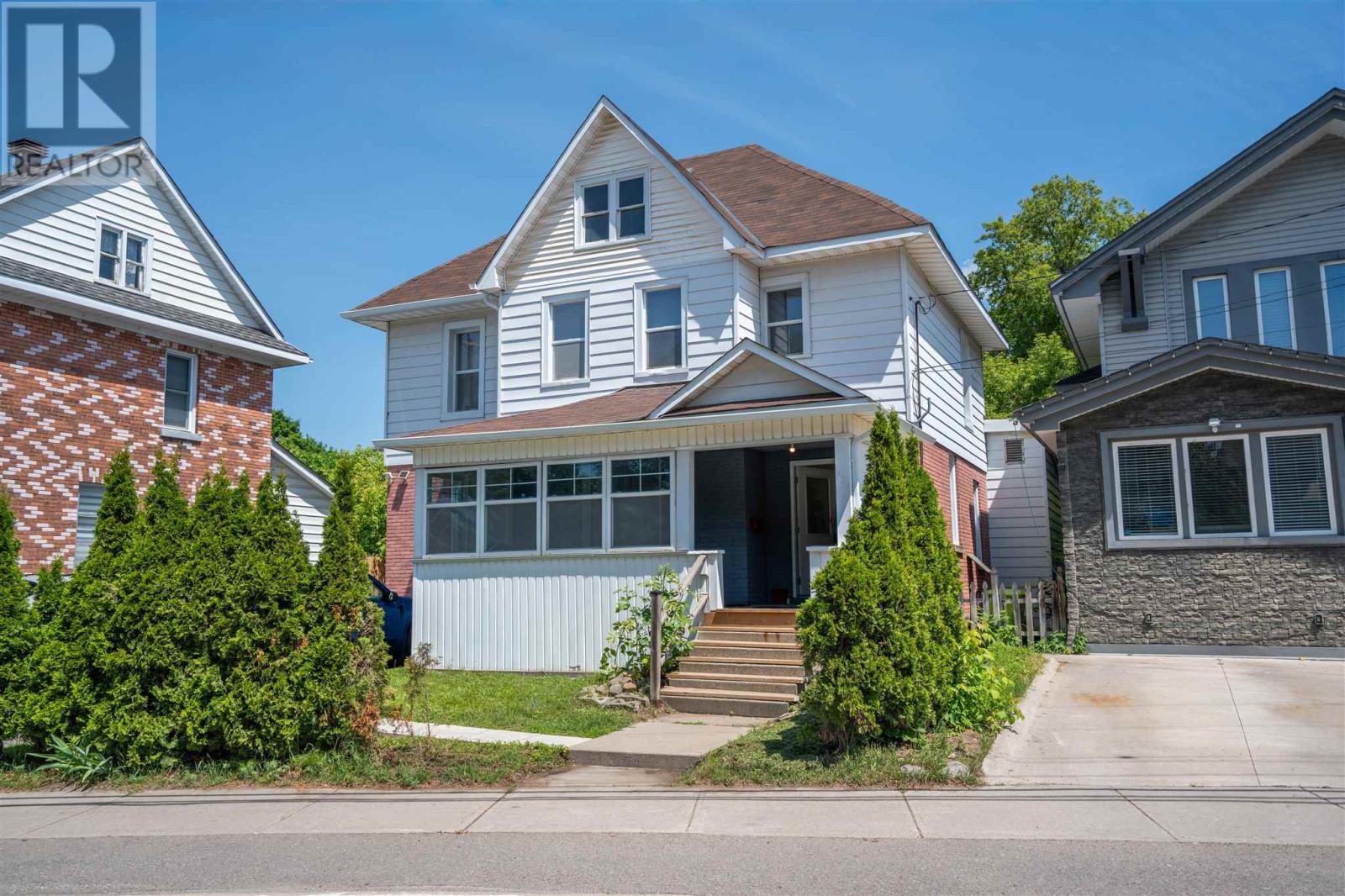 Photo 1 of 37 — 928 Queen ST, Sault Ste. Marie, ON P6A2B9