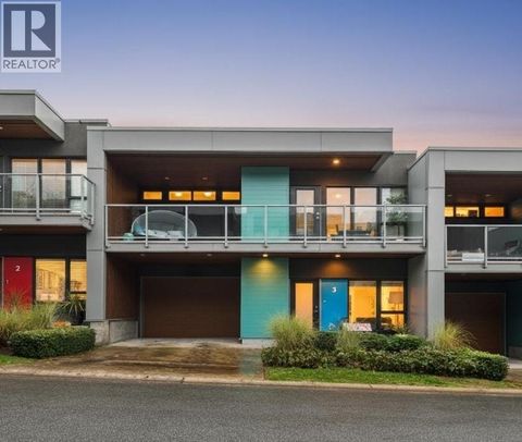 3 3595 SALAL DRIVE North Vancouver BC V7G0A7