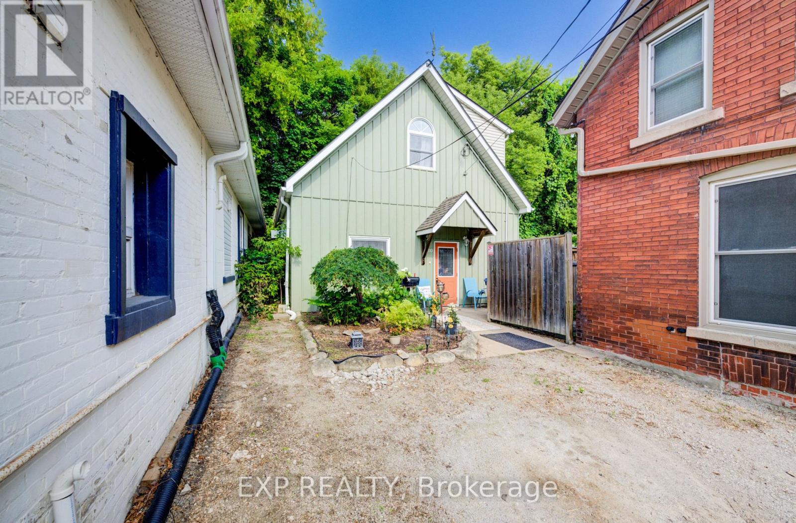 110 SURREY STREET E