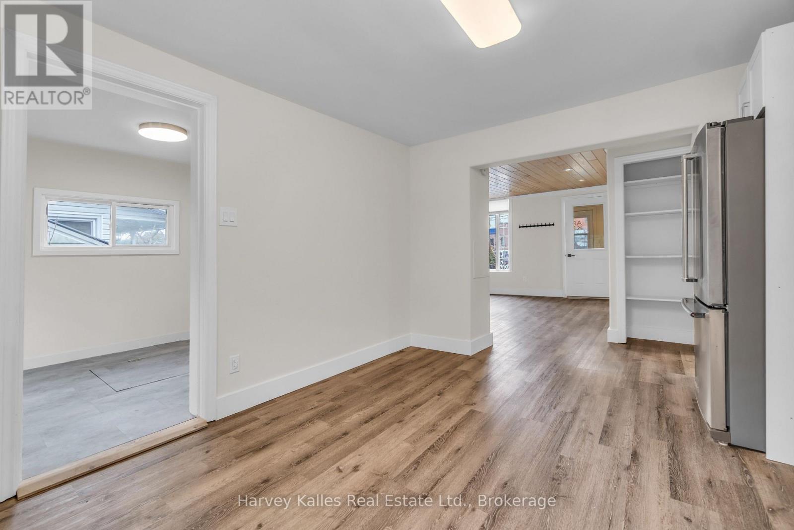 10 CAROLINE STREET E